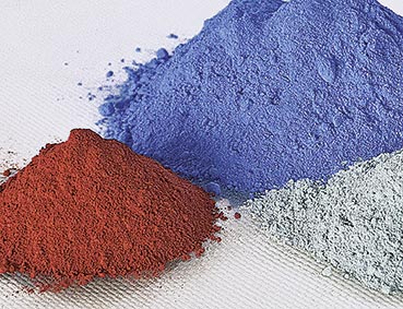 Roter, blauer und grauer Haufen trockenes Mischgut