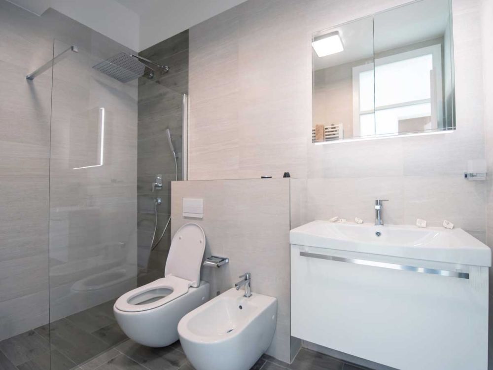 Bad mit Keramik Toilette, Bidet und Waschtisch