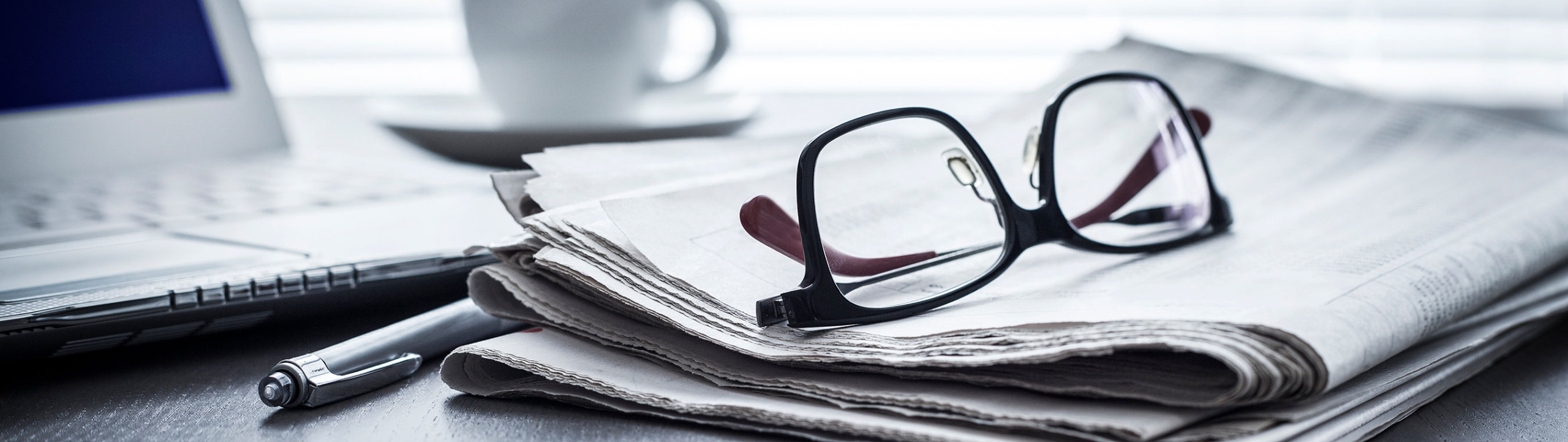 Zeitung, Brille, Laptop, Kaffe, Kulli