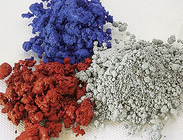 Roter, blauer und grauer Haufen kr&uuml;meliges Mischgut