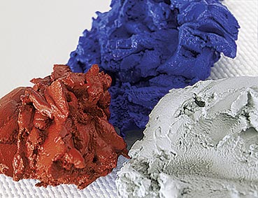 Roter, blauer und grauer Haufen past&ouml;ses Mischgut