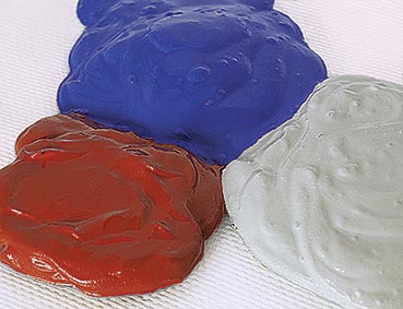 Roter, blauer und grauer Haufen fl&uuml;ssiges Mischgut